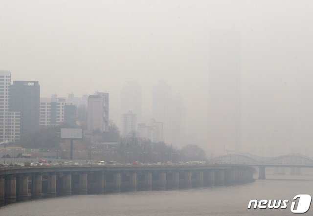 25일 오전 서울 반포한강공원에서 바라본 도심이 미세먼지로 뿌옇게 보인다.  2019.2.25/뉴스1 © News1