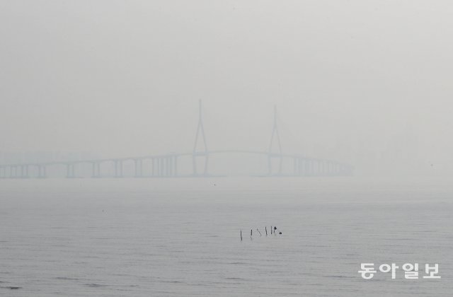 중국발 오염물질이 유입된 인천 영종도 인천대교가 뿌연 미세먼지로 둘러싸여 있다. 동아일보 DB