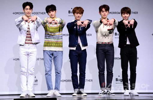 신인그룹 투모로우바이투게더는 ‘방탄소년단 동생 그룹’으로 데뷔 전부터 화제를 모았다. “데뷔가 꿈 같다”는 이들은 5일 “감당할 수 없는 수식어를 얻고 관심까지 받아 말로는 잘 표현되지 않는다”며 벅찬 심정을 밝혔다. 김민성 기자 marineboy@donga.com