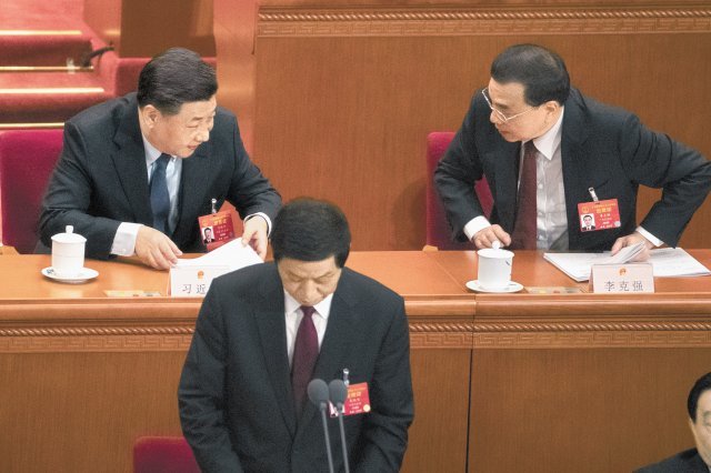 심각한 中 지도부 시진핑 중국 국가주석(왼쪽)과 리커창 총리가 5일 베이징 인민대회당에서 열린 
전국인민대표대회 개막식에서 대화하고 있다. 이날 리 총리는 올해 경제성장률 목표를 최저 6%까지 낮춰 잡았으며 각종 경기부양책을 
발표했다. 베이징=AP 뉴시스