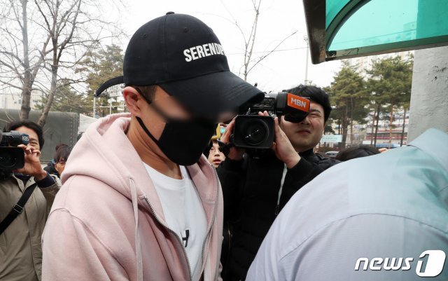 마약투약 및 유통 의혹을 받는 버닝썬 클럽 이문호 대표가 5일 오후 서울 동대문구 서울지방경찰청 광역수사대 마약수사계로 출두하고 있다.  2019.3.5/뉴스1