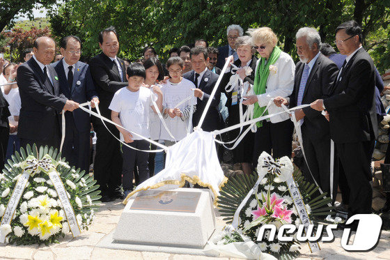 광주 망월공원묘지(구 5·18묘역)에서 열린 故 위르겐 힌츠페터 기념비 제막식을 갖고 있다. 故 위르겐 힌츠페터씨는 광주 5·18민주화운동의 참상을 전세계에 알린 독일 언론인이다. 2016.5.15/뉴스1 © News1