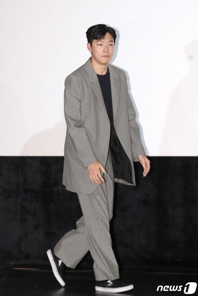 배우 류준열이 6일 오후 서울 동대문 메가박스에서 열린 영화 ‘돈’(감독 박누리) 언론 시사회에 참석하고 있다. ‘돈’은 부자가 되고 싶었던 신입 주식 브로커 일현(류준열 분)이 베일에 싸인 작전 설계자 번호표(유지태 분)를 만나게 된 후 엄청난 거액을 건 작전에 휘말리게 되면서 벌어지는 이야기를 그린 작품이다. 2019.3.6/뉴스1 © News1