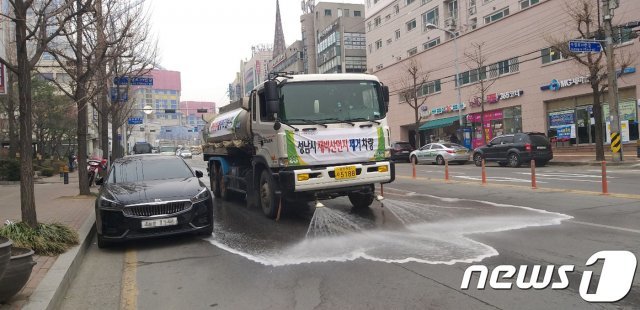 성남시가 도로의 비산먼지를 가라앉히려고 살수 차량을 동원해  물을 뿌리고 있다.(성남시 제공)