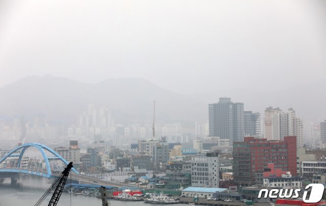 미세먼지가 강원도 전역을 집어삼킨 6일 강원 속초 등대전망대에서 바라본 속초 일대 대기가 뿌옇게 보이고 있다. © News1