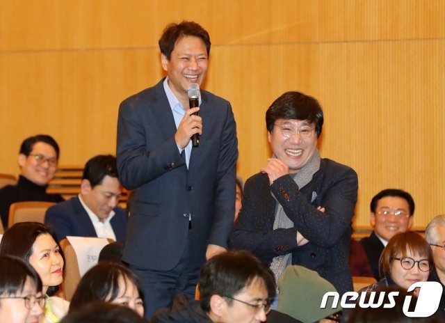 양정철 전 청와대 홍보기획비서관(우)과 임종석 전 청와대 비서실장(좌). © News1