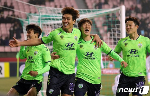 6일 오후 전북 전주시 전주월드컵경기장에서 열리는 2019 아시아축구연맹(AFC) 챔피언스리그 조별리그 1차전 전북 현대와 베이징 궈안의 경기에서 전북 이동국이 2:1로 앞서가는 골을 넣은 뒤 동료들과 세레모니를 하고 있다.2019.3.6/뉴스1 © News1