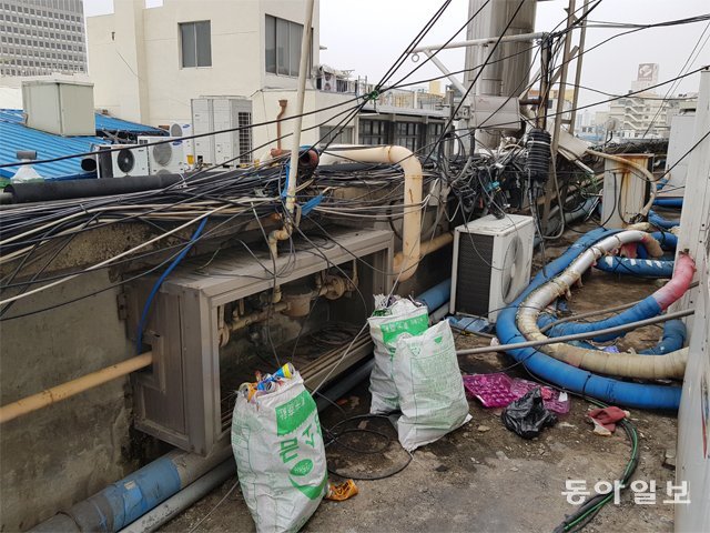 5일 대구 중구 포정동 대보상가 4층 베란다에 수많은 전선과 배관이 어지럽게 뒤엉켜 있고, 주변엔 쓰레기가 방치돼 있어 전기 합선 등으로 인한 화재가 우려된다. 박광일 기자 light1@donga.com