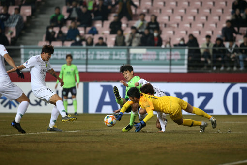 전북 현대 한교원(오른쪽 뒤)이 6일 전주월드컵경기장에서 열린 베이징 궈안과의 아시아축구연맹 챔피언스리그 조별리그 G조 홈 1차전 전반 14분 상대 수비진을 허물며 첫골을 넣고 있다. 왼쪽은 베이징 김민재. 사진제공｜한국프로축구연맹