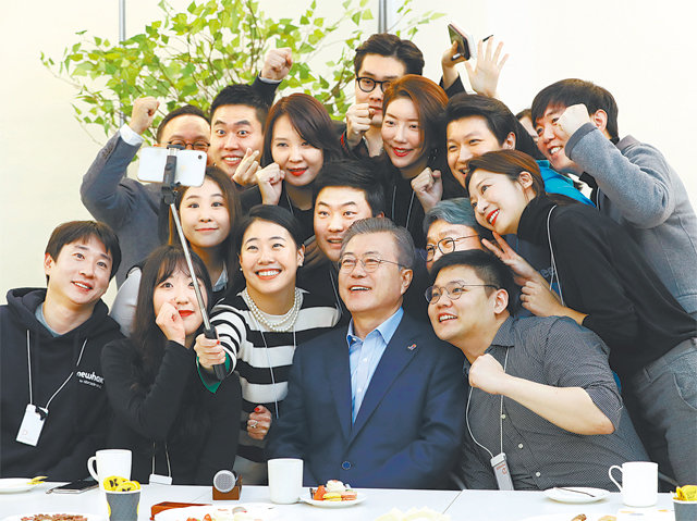 벤처 직원들과 기념사진 문재인 대통령이 6일 오전 서울 강남구 디캠프(청년창업재단)에서 열린 ‘제2벤처 붐 확산 전략 보고회’에 참석해 입주 기업 대표 및 직원들과 기념사진을 찍고 있다. 청와대사진기자단