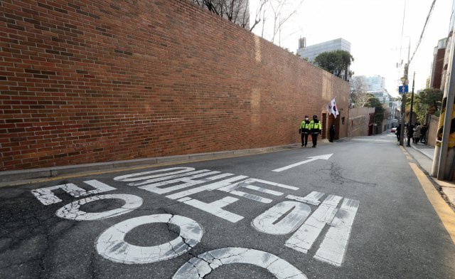 ?【서울=뉴시스】이명박 전 대통령이 보석 결정을 받고 귀가한 첫 날인 7일 오전 서울 강남구 논현동 이 전 대통령 자택 앞이 한산한 모습을 보이고 있다. 2019.03.07.