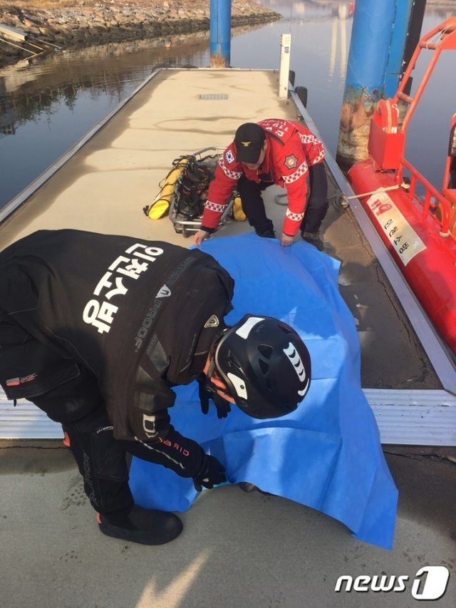 경인아라뱃길 계류장 인근서 시신이 발견됐다.(인천서부소방서제공)