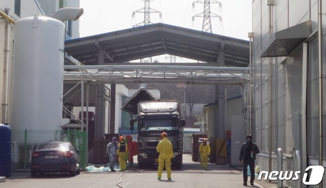 7일 오전 9시42분쯤 충북 음성군 육가공 공장에서 암모니아 가스가 누출됐다. 가스를 마신 직원 20명이 어지럼증을 호소하며 병원으로 옮겨져 치료를 받고 있다. 2019.3.7/뉴스1 © News1