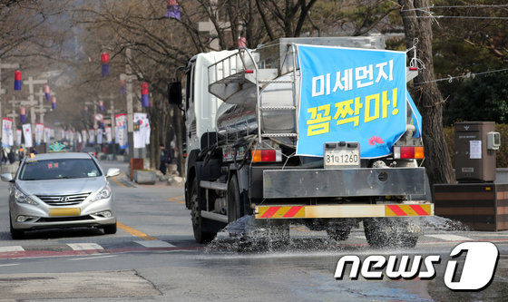 최악의 미세먼지가 전국을 강타한 지난 6일 전북 전주시 한옥마을 일대에서 완산구청 살수차가 미세먼지를 줄이기 위해 도로에 물을 뿌리고 있다. .2019.3.6/뉴스1 ©