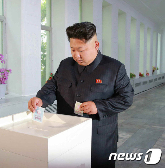 지난 2015년 김정은 당시 북한 노동당 제1비서가 도·시·군 인민회의 대의원 선거에 참가하는 모습. (노동신문) /뉴스1 © News1