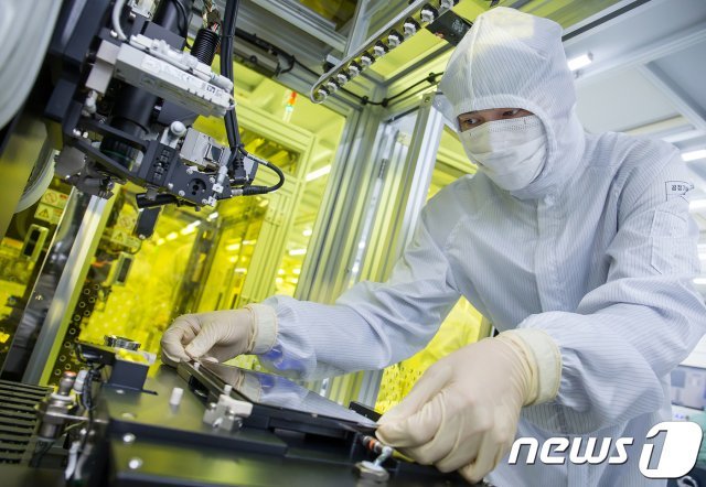 삼성전자 연구원이 마이크로LED 개발라인에서 유리 배선검사기에 기판을 올려 검사하고 있다. ‘삼성전자 제공) © News1 DB