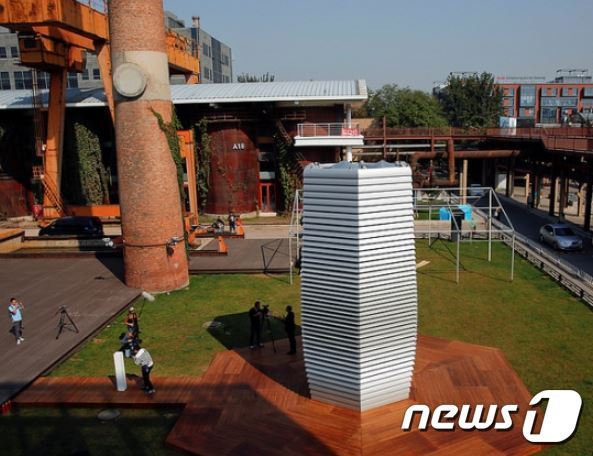 중국 베이징에 설치된 초대형 공기정화탑© 뉴스1