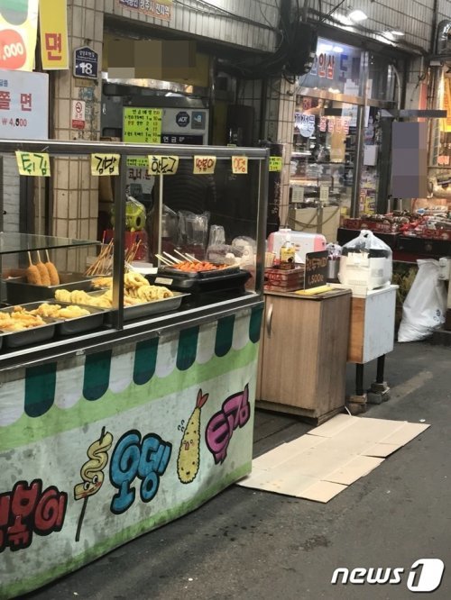 7일 오후 청주육거리종합시장 내 위치한 먹거리 분식집 앞이 휑하다. © 뉴스1