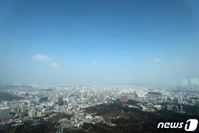 서울 미세먼지 농도가 ‘보통’ 수준으로 회복된 7일 오후 서울N타워에서 바라본 하늘이 파랗다. © News1