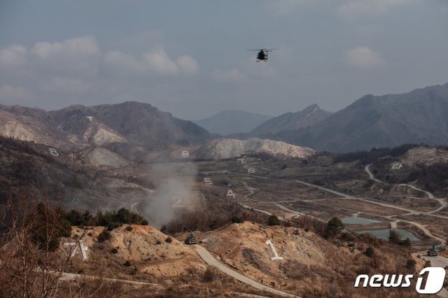 육군 수도기계화보병사단 전차가 7일 경기도 포천 승진훈련장에서 열린 공지합동훈련에서 포를 쏘며 기동하고 있다. (육군본부 제공) 2019.3.7/뉴스1