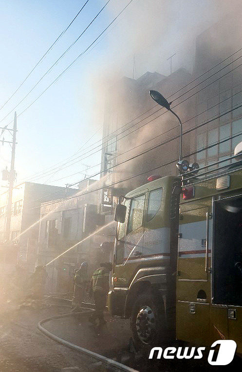 7일 오후 5시39분쯤 제주시 건입동 사라봉오거리 인근의 한 건물에서 가스 폭발로 추정되는 화재가 발생했다.(독자 제공)