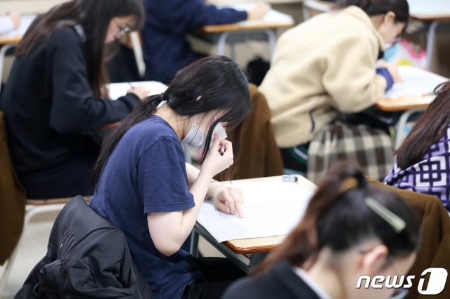 2019학년도 첫 고3 전국연합학력평가가 시행된 7일 오전 대구 중구 대봉동 경북대학교 사범대학 부설고등학교(경대사대부고) 3학년 교실에서 한 학생이 마스크를 쓴 채 1교시 국어 영역 문제를 풀고 있다. © News1
