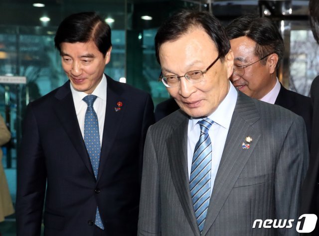 이해찬 더불어민주당 대표가 7일 오후 서울 여의도 한 식당에서 임종석 전 비서실장, 윤영찬 전 국민소통수석 등 문재인 정부 청와대 1기 참모진과의 만찬에 참석하고 있다.2019.3.7/뉴스 © News1