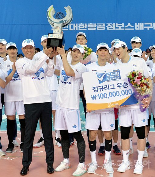 7일 인천 계양체육관에서 ‘2018-2019 도드람 V리그’ 인천 대한항공과 서울 우리카드의 경기가 열렸다. 대한항공이 우리카드를 꺾고 3번째 정규리그 우승을 차지한 뒤 박기원 감독, 한선수가 우승 트로피를 들고 기념촬영을 하고 있다. 인천｜김민성 기자 marineboy@donga.com