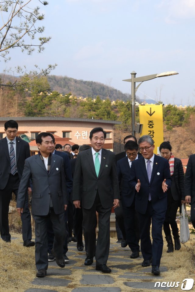 이낙연 총리가 김재현 산림청장 등 관계자들과 국립산림치유원을 둘러보고 있다.