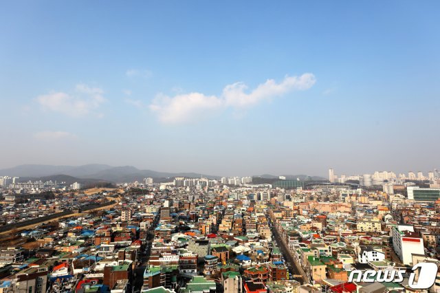 7일 오후 미세먼지 농도 ‘보통’ 수준을 보인 경기도 수원시내 위로 파란 하늘이 보이고 있다. 2019.3.7/뉴스1 © News1