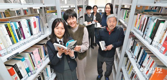 6일 서울 서초구 내곡도서관에서 도서관 운영에 참여하는 내곡중 학생과 주민이 모여 포즈를 취하고 있다. 내곡도서관은 지난해 개교한 내곡중 안에 학교 도서관과 별개로 개관한 구립도서관이다. 김재명 기자 base@donga.com