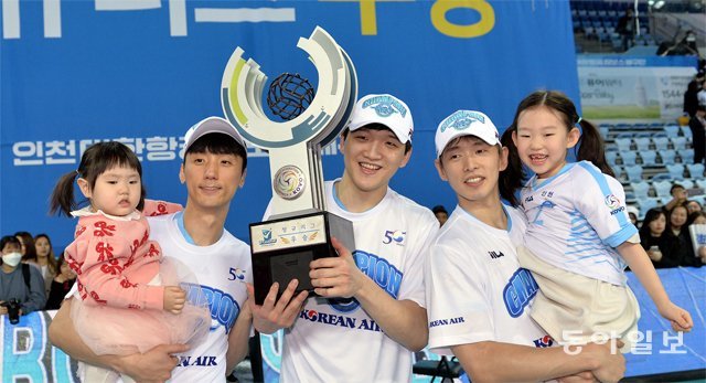 딸들과 함께 기쁨을 대한항공 곽승석, 정지석, 한선수(왼쪽부터)가 7일 인천 계양체육관에서 V리그 남자부 정규리그 우승을 차지한 뒤 트로피를 들고 함께 웃고 있다. 곽승석과 한선수는 각각 딸 곽서하, 한효주 양과 함께 포즈를 취했다. 대한항공은 이날 우리카드를 3-0으로 이기고 통산 세 번째 정규리그 우승을 기록하며 22일부터 3선승제로 열리는 챔피언결정전 직행 티켓을 따냈다. 인천=김민성 스포츠동아 기자 marineboy@donga.com