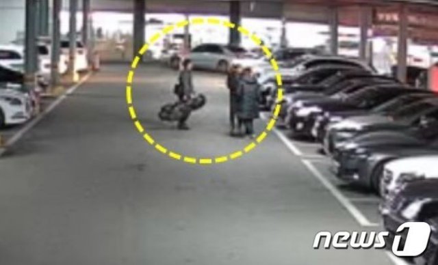 피의자들이 범행 이후 주차장에 모여 서로 이야기를 나누는 모습.(부산지방경찰청 제공)© 뉴스1