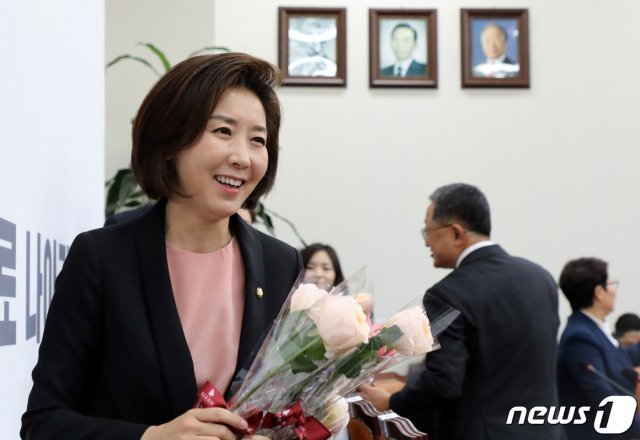 나경원 자유한국당 원내대표가 8일 서울 여의도 국회에서 열린 원내대책회의에서 세계 여성의 날을 맞아 의원들에게 장미꽃을 나눠주고 있다. 2019.3.8/뉴스1 © News1