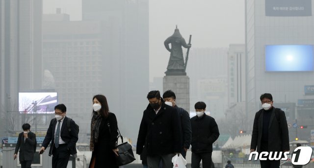 서울의 초미세먼지 농도가 세제곱미터당 160 마이크로그램까지 치솟으면서 역대 최고 수치를 기록한 5일 오전 광화문 광장에서 마스크를 쓴 시민들이 출근길을 서두르고 있다. 2019.3.5/뉴스1 © News1