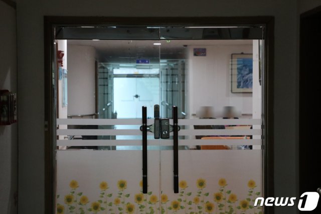 울산 한 양로원에서 70대가 같은 양로원 남성 4명을 흉기로 찌른 후 투신해 숨지는 사건이 발생했다. 2019.3.8/뉴스1 © News1