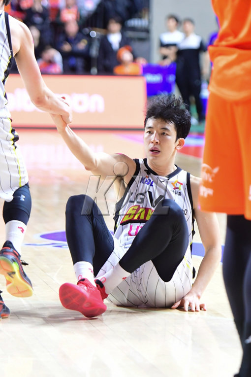 LG의 강병현은 몸을 아끼지 않는 수비로 팀에 큰 힘이 되고 있다. 사진제공 | KBL