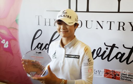 박성현이 8일(한국시간) 필리핀 라구나 더컨트리클럽에서 열린 필리핀여자골프투어(LPGT) 더컨트리클럽 레이디스 인비테이셔널 최종라운드에서 정상을 밟은 뒤 우승 트로피를 들어올리며 활짝 웃고 있다. 라구나(필리핀)｜고봉준 기자 shutout@donga.com