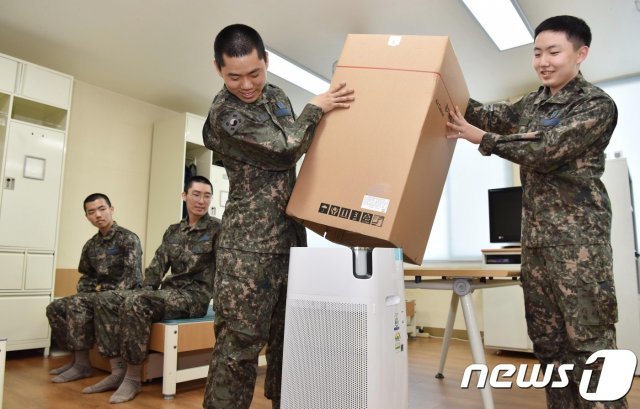 공군항공안전단 소속 장병들이 8일 병영생활관에 보급된 공기청정기를 개봉하고  있다?(국방부 제공)