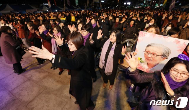 8일 오후 서울 광화문광장에서 열린 3.8세계여성의 날 기념 제35회 한국여성대회에서 참석자들이 ‘싸우는 여자가 춤춘다 ’공동 퍼포먼스를 함께하며 춤을 추고 있다. 2019.3.8/뉴스1 © News1