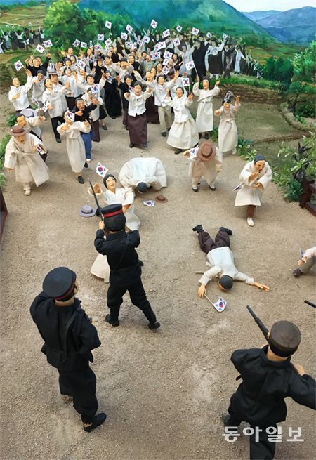 사동교를 건너려는 만세 시위대를 일본군이 총칼로 무력 진압하는 장면을 인형들로 재현한 것으로 애국지사사당 안에 있다. 창원=성동기 기자  esprit@donga.com