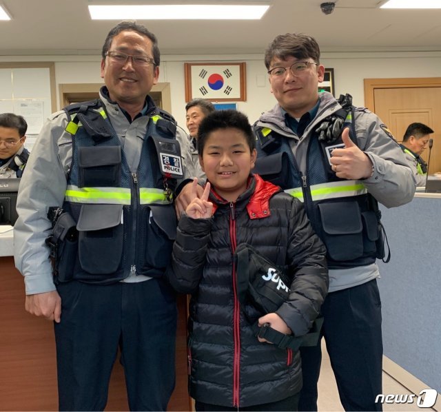 8일 오후 버스에서 홀로 남았다가 경찰의 도움으로 부모님과 재회한 대만인 청소년 A군(13)이 보수파출소 직원들과 기념촬영을 하고있다.(부산지방경찰청 제공)© 뉴스1