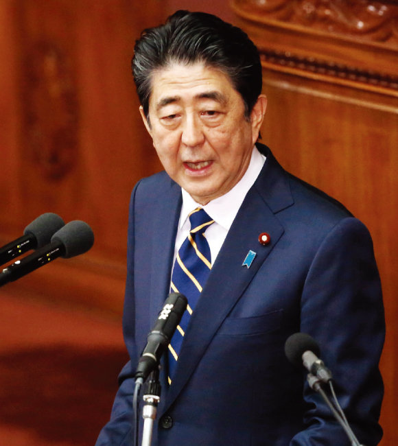 일본 정부는 2월 17일 아베 신조 일본 총리가 노벨평화상 후보로 도널드 트럼프 미국 대통령을 추천한 것은 사실이라고 공식 확인했다. [뉴시스]