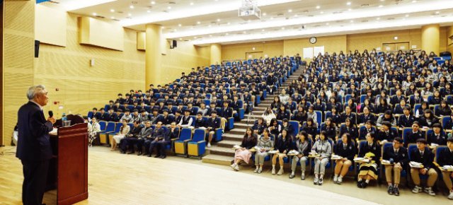 3월 6일 오후 경기 파주시 광탄면에 위치한 한민고에서 이국노 한국예도문화장학 체육재단 이사장이 1학년 신입생 371명을 대상으로 특강을 하고 있다. [홍중식 기자]