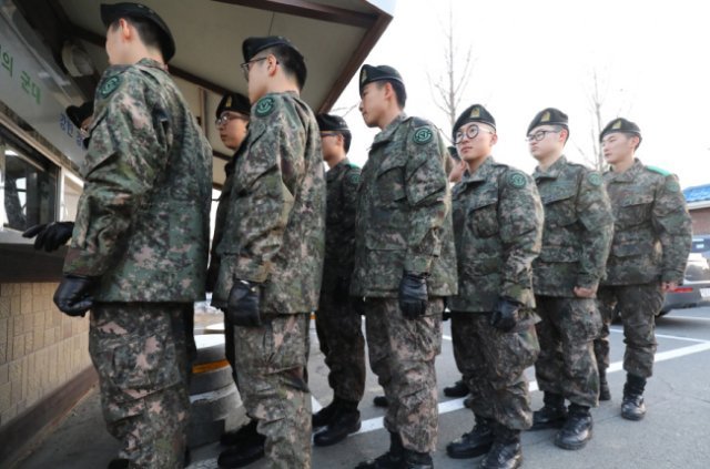 평일 일과가 끝나면 병사가 부대 밖으로 외출할 수 있는 ‘병사 평일 일과 이후 외출제’가 전국적으로 시행된 2월 1일, 육군 장병들이 외출 차례를 기다리고 있다. [뉴스1]