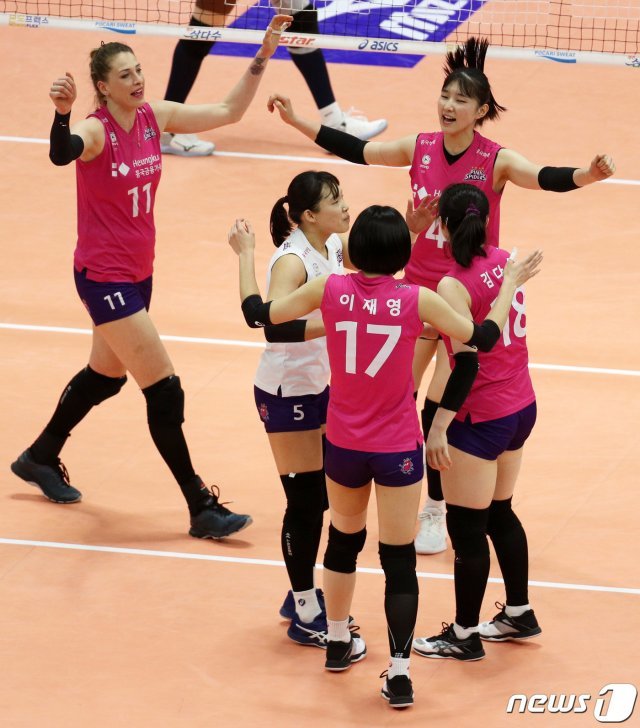 9일 오후 경기도 수원시 수원실내체육관에서 열린 프로배구 도드람 2018~2019 V-리그 여자부 현대건설과 흥국생명의 경기에서 흥국생명 선수들이 득점을 한 후 기뻐하고 있다. 2019.3.9/뉴스1 © News1