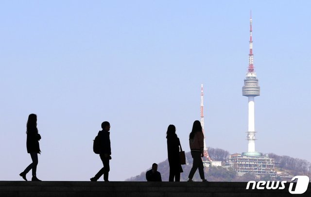 수도권 등 전국 대부분 지역에서 미세먼지가 ‘보통’ 수준인 8일 오후 서울 용산구 국립중앙박물관에서 바라본 서울 하늘이 파랗게 펼쳐져 있다. 2019.3.8/뉴스1 © News1