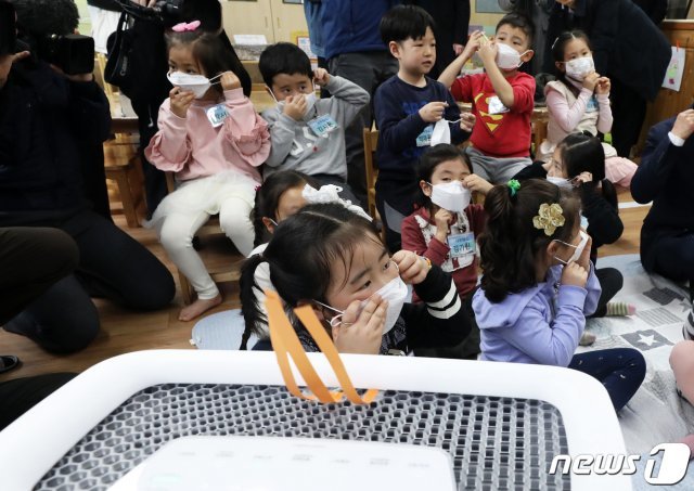 서울의 한 어린이집에서 어린이들이 공기청정기가 설치된 교실에서 미세먼지 대응 수업을 하고 있는 모습.  /뉴스1DB