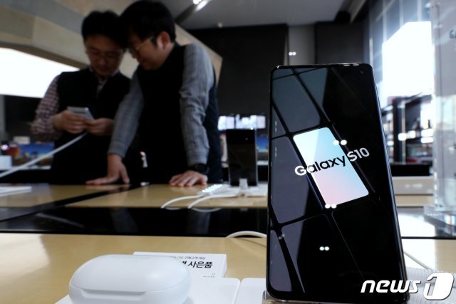 삼성전자의 스마트폰 신제품 ‘갤럭시S10’ 시리즈가 전세계 70여개국에서 공식 출시된 8일 오전 서울 광화문 KT스퀘어를 찾은 시민들이 전시된 제품을 바라보고 있다. 2019.3.8/뉴스1 © News1