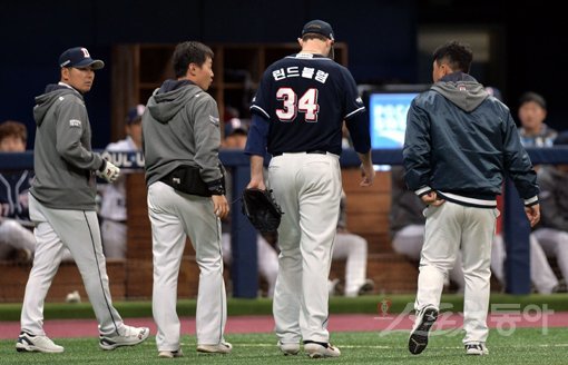 10일 서울 고척스카이돔에서 키움 히어로즈와 두산 베어스의 연습경기가 열렸다. 3회말 무사에서 키움 김혜성의 타구에 맞은 두산 린드블럼이 교체되고 있다. 고척｜김민성 기자 marineboy@donga.com